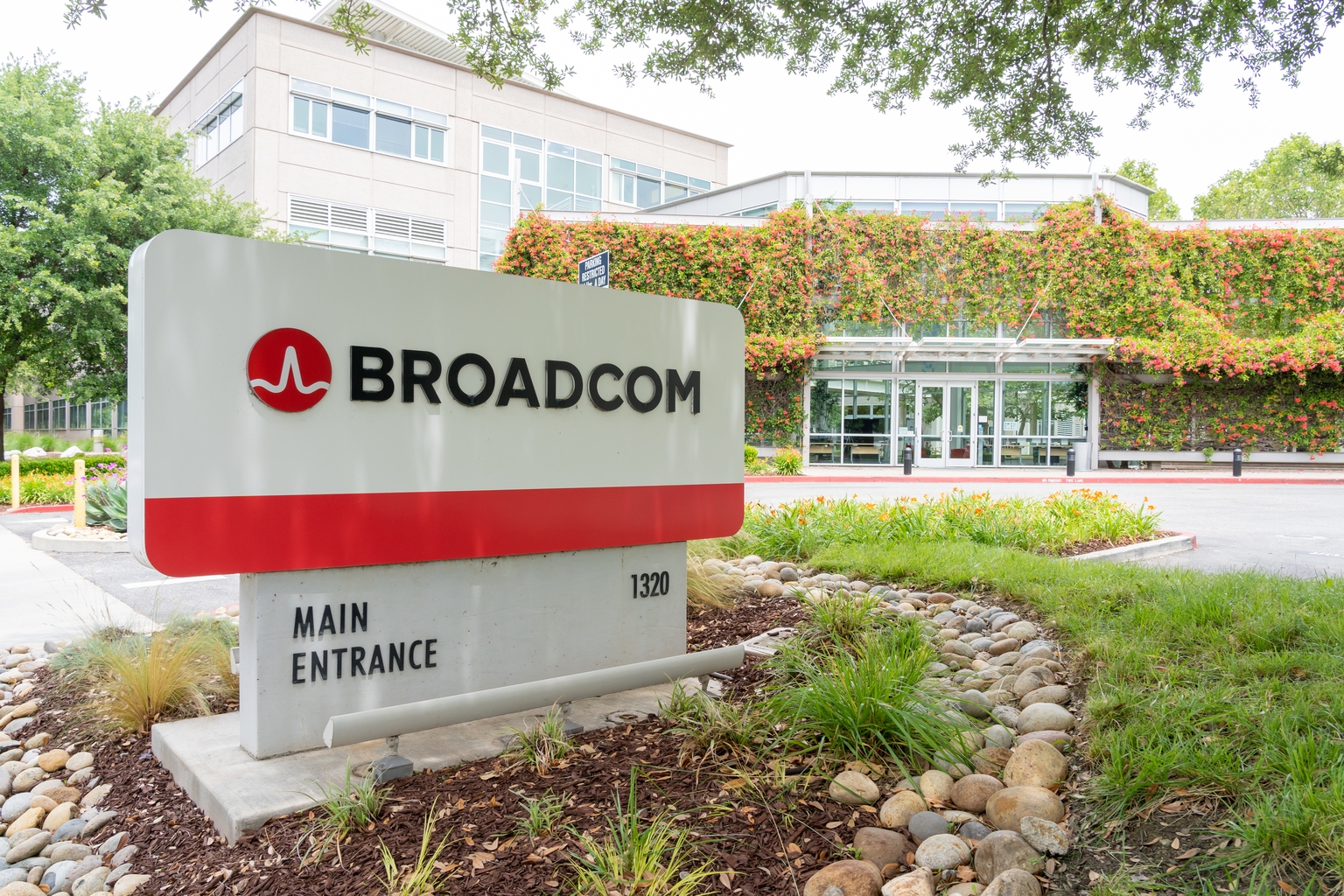Broadcom Crashed From $495 To $328 - I'm Buying The Sell-Off