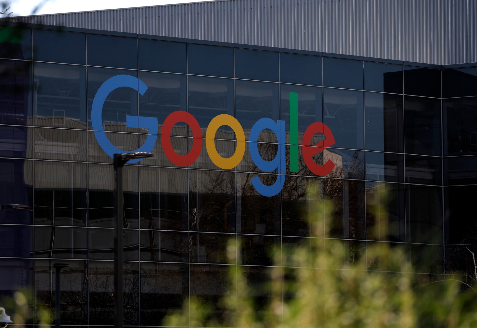 Google's (GOOGL) Cash Flow Drawdown And Borrowing Fuel AI Infrastructure Spending