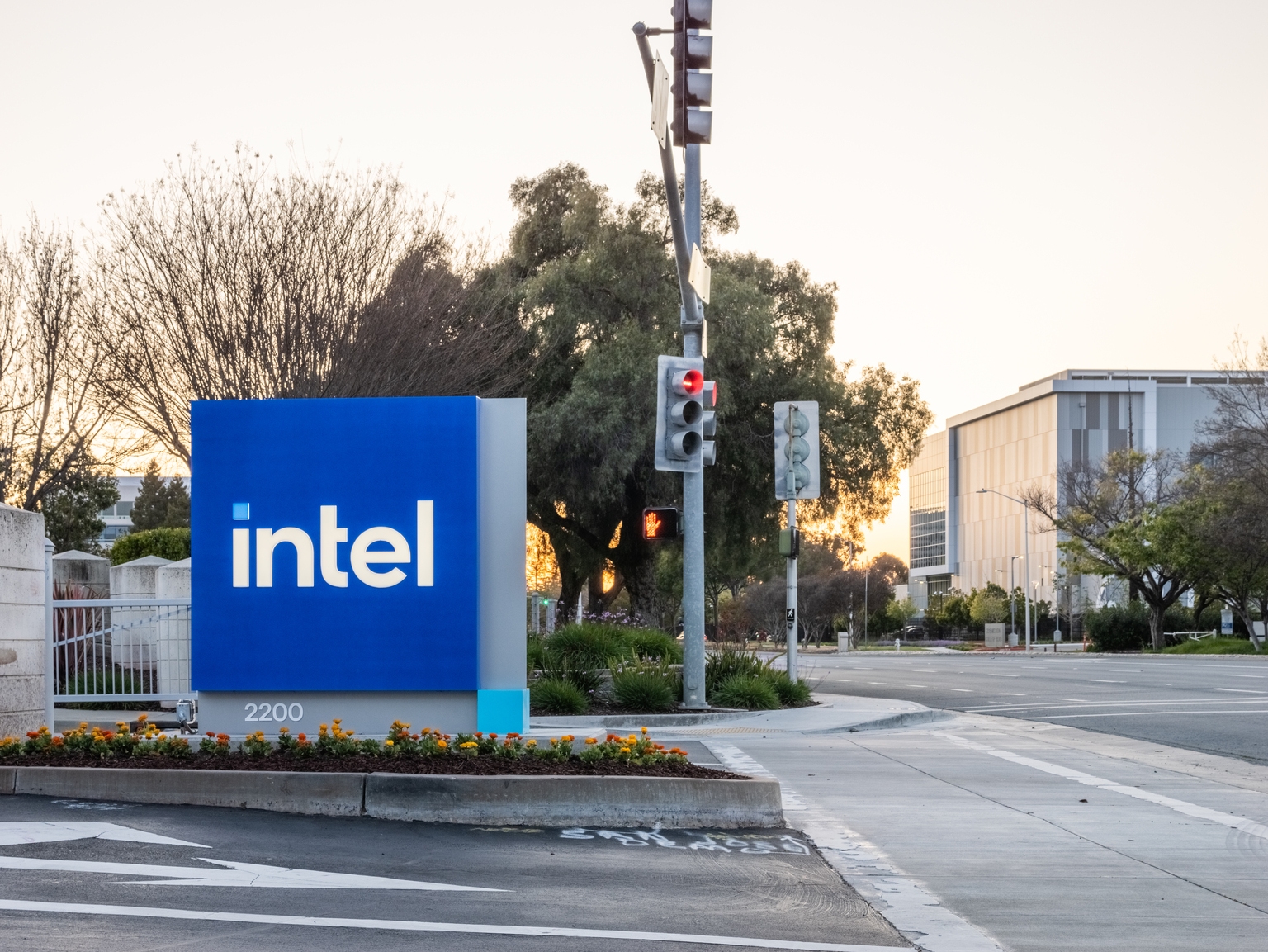 Intel: AI Bubble Hysteria Is Not For Bulls