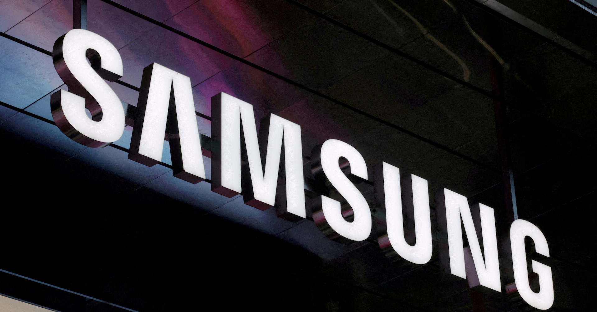 Samsung, SK Hynix slide amid Nvidia financing worries, China competition